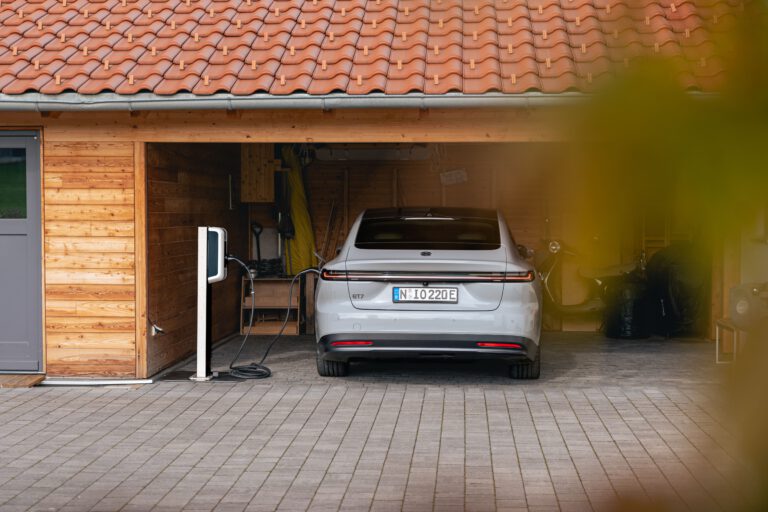 Ein Elektroauto steht in einem Carport während es geladen wird - Chris Gollhofer Lifestylefotografie - Deutschland